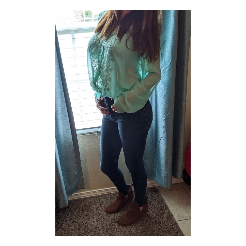 Sheer Lauren Conrad Blouse. - Picture 3 of 4